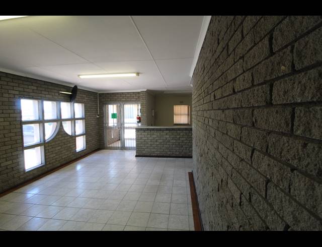 226M² BUSINESS CENTRE TO LET IN VREDENBURG